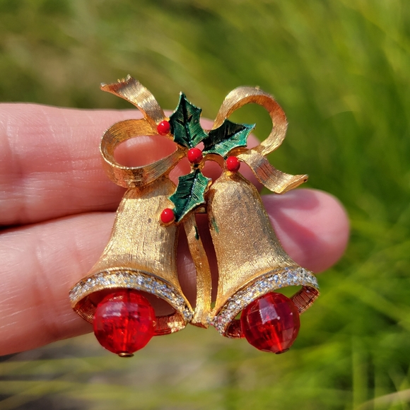 Vintage Holiday Bell Brooch ~ Christmas ~ 1960s or so ~Pretty - Picture 5 of 12